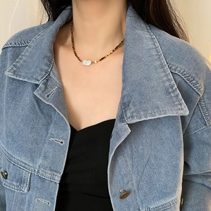 Collier en perles baroques avec perles œil de tigre et fermoir doré sur mannequin