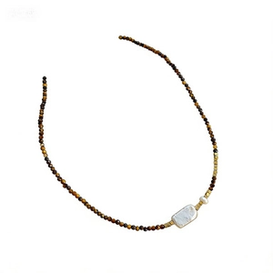 Collier en perles baroques avec perles œil de tigre et pendentif en nacre irisante