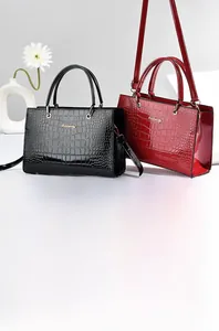 Détails de sacs à main noir et bordeaux à motif crocodile avec poignées en métal