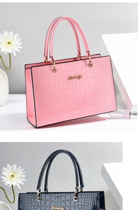 Détail de sacs à main en rose et bleu marine avec motif crocodile et boucles dorées