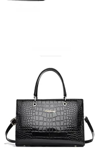 Vue de face du grand sac à main noir à motif crocodile avec logo en métal doré