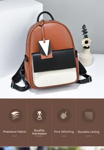 Détail du sac à dos tricolore avec texture de tissu haut de gamme et pendentif logo