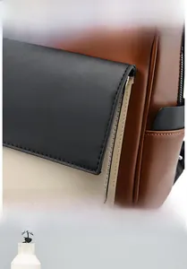 Détail du patchwork multi-matériaux avec cuir marron et texture en tissu sergé beige