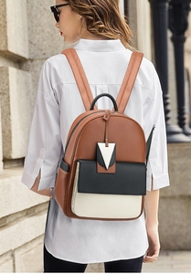 Vue extérieure d'un sac à dos tricolore en cuir pour femme avec breloques géométriques