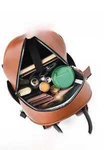 Intérieur du sac à dos en cuir marron montrant un rangement spacieux pour le quotidien