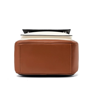 Sac à dos moderne en similicuir tricolore avec fond plat et coutures détaillées