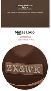 Dettaglio del tessuto oxford impermeabile e logo in metallo sullo zaino marrone