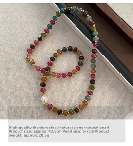 Détail d'un collier en pierre naturelle avec fermoir magnétique et perles en titane doré