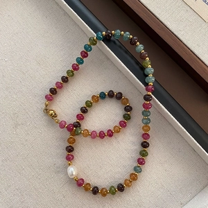 Collier en pierres naturelles colorées avec perle blanche et fermoir magnétique sur lin