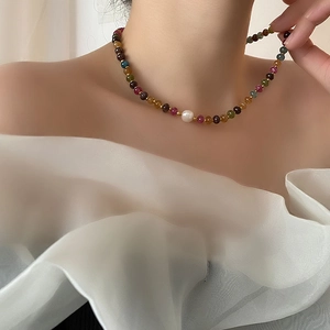 Collier ras du cou élégant en pierre naturelle et perle avec perles dorées femme