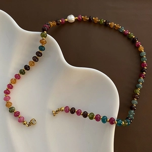 Collier en perles de pierres naturelles avec perle baroque et fermoir magnétique