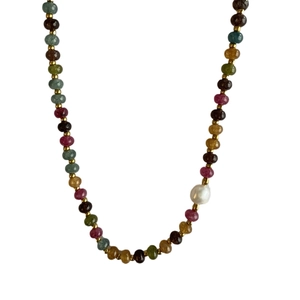 Collier en pierres naturelles multicolores avec perle baroque et perles dorées