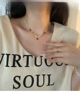 Vue détaillée d'un collier de perles avec pendentif rubis carré porté par un mannequin