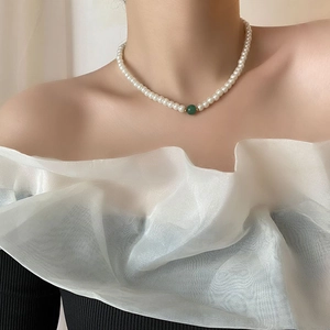 French Style Elegant Glass Artificial Pearl Necklace With Green Accent Bead Titanium Steel Gold Plated Clavicle Chain For Women