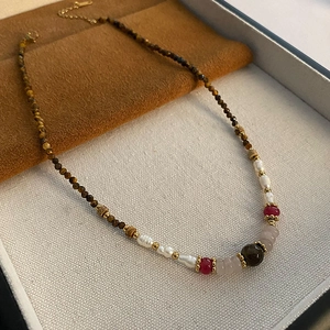 Handgefertigte Perlenkette mit Tigerauge, Perlen und vergoldetem Verschluss in Geschenkbox