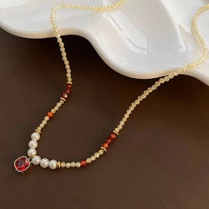 Collier en pierres naturelles avec perles blanches et pendentif rubis carré en or