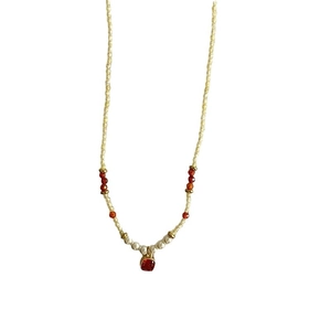 Collier de perles fait main avec pierres naturelles et pendentif gemme rouge carrée