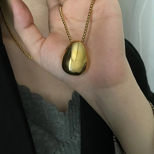 Minimalist polished gold teardrop pendant necklace with delicate box chain for women
