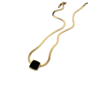 Collier chaîne serpent dorée avec pendentif carré noir minimaliste pour femmes élégantes