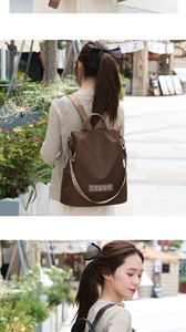 Dettaglio dello zaino antifurto marrone in nylon da donna con logo ZK&WK e spallacci robusti