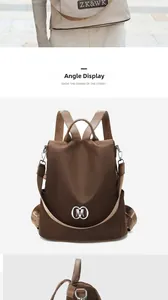 Dettaglio dello zaino antifurto da donna con logo in metallo e spallacci intrecciati