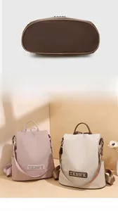Dettaglio dello zaino in nylon impermeabile con tasche laterali e spallacci tessuti