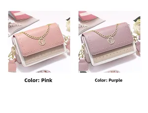 Détail des petits sacs carrés rose et violet avec clous dorés et décor de chaîne