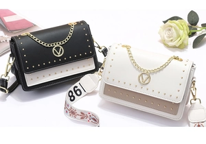Détail de petits sacs carrés avec rivets dorés, logo V et bandoulière brodée chic