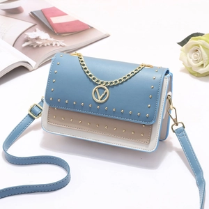 Sac à bandoulière tricolore chic avec rivets dorés et logo V métallique sur fond blanc
