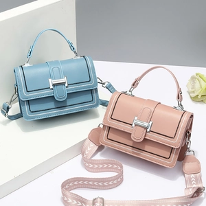 Sacs carrés tendance bleu clair et rose avec de larges bandoulières en tissu élégantes