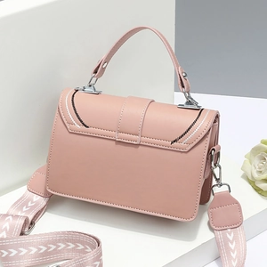 Sac bandoulière rose en cuir PU avec sangle large et rose blanche sur socle blanc