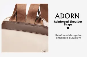 Détail des bretelles marron renforcées sur un sac à dos de voyage beige en tissu oxford
