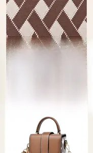 Détail du sac bandoulière bicolore en cuir marron avec texture en maille matelassée
