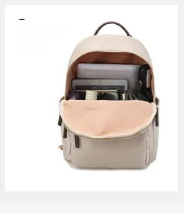 Aperçu de la capacité du sac à dos beige montrant le rangement de l'ordinateur