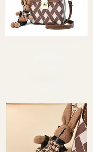 Détail du petit sac carré à carreaux avec fermoir en métal et breloque lapin en tricot