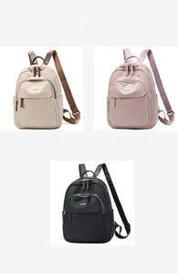 Détail des sacs à dos oxford en kaki, rose et noir montrant les poches multiples