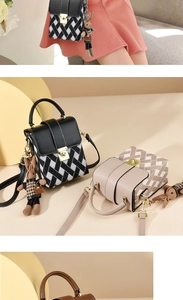 Détail du sac bandoulière bicolore avec boucle dorée et pendentif lapin en tissu pied-de-poule