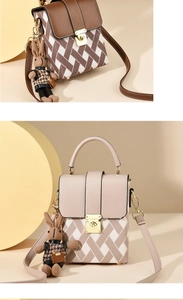 Détail de sacs bandoulière tissés avec fermoirs dorés et pendentifs en peluche de lapin