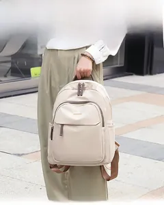 Détail du sac à dos en tissu Oxford léger beige avec fermetures marron pour femmes citadines