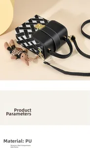 Détail du sac bandoulière avec motif à carreaux noir et blanc et pendentif lapin