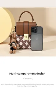 Détail d'un sac bandoulière marron avec fermoir doré et pendentif lapin mignon