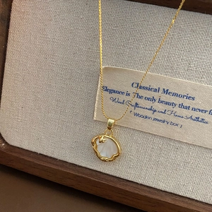 Collier coquillage doré avec nacre blanche et pendentif étoile sur boîte vintage