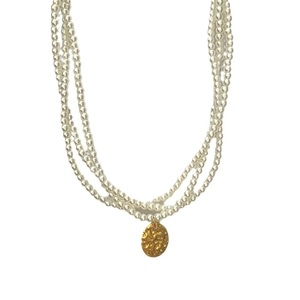 Collana a tre strati di perle di vetro con ciondolo ovale martellato in oro per donna