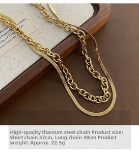 Détail du collier doré en titane à deux rangs avec chaîne serpent et maillons