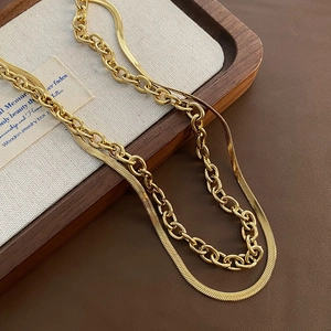 Collier double rangée doré minimaliste avec chaîne serpent plate et maillons de style