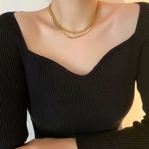 Collier double rang doré minimaliste avec maille gourmette et chaîne serpent sur modèle