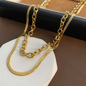 Collier double couche doré minimaliste avec chaîne serpent et maillons circulaires