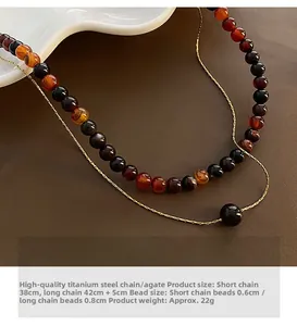 Détail du collier à deux rangs en agate avec chaîne en acier titane doré et mesures