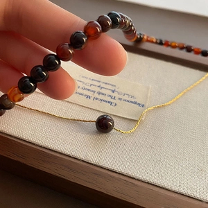 Collier double couche en perles d'agate de luxe avec chaîne dorée et design rétro