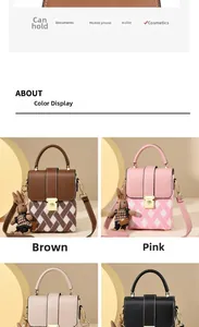 Détail de petits sacs à bandoulière tendance avec texture tissée et charm lapin